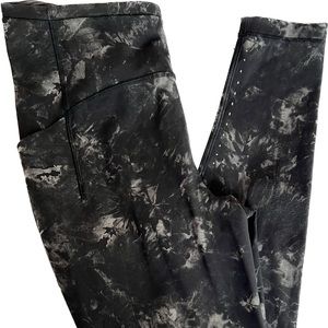 Like new! Black and gray lulu leggings. Size 8 tall.